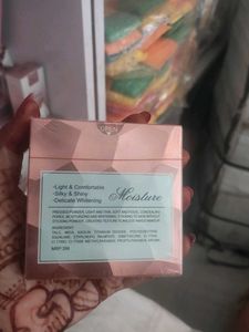 Lakme Moisture Compact