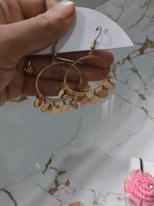 earings with hair rubber.