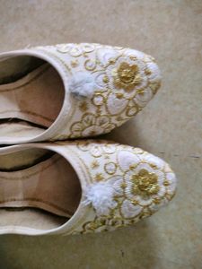 White Juttis