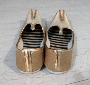 Manyavar Brown Golden Jooti