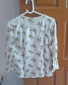 Vintage-Inspired Floral Button-Front Top – Soft