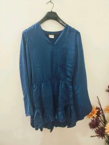 long-sleeved, V-neck, peplum-style top 💙