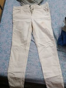 Airways white coloured jeans for waist size 34 a little bit of stain is there u can see in the 2nd photo