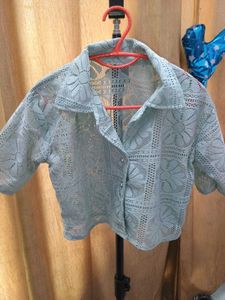 Women&#39;s Cropped Lace Button Down