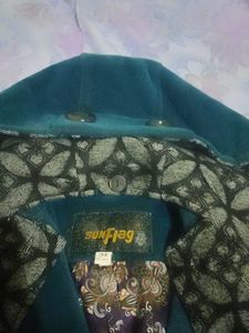 Woman&#39;s Blazer With Removable And Attachable Cap