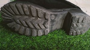 Fur Boats In Black Colour.size:- 5 No . hills Size :3-4 Mm. Comfortable. Washable.