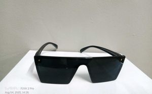 Chic Black Sunglasses