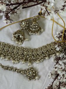 Pearl & Kundan Choker Set With Mangtikka