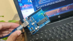 Arduino Uno With It&#39;s Cable 🦆