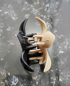 Cream Flower Hair Claw Clip💫