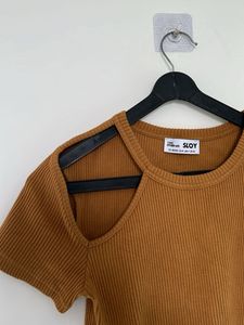 Ribbed Cutout Tee