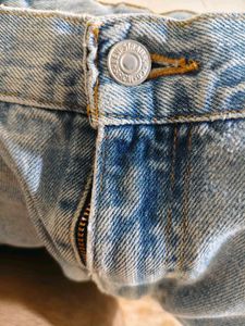 Levi&#39;s Ripped Jeans