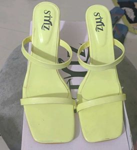 Sizes and colours are also available