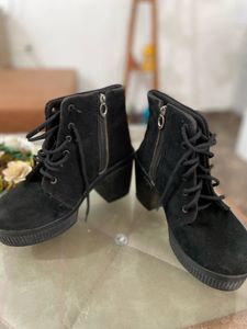BLACK BOOTS