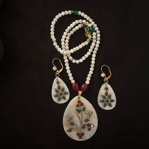 Mother of pearl pendant Necklace set