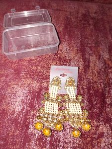 GORGEOUS EARRINGS WITH GOLDEN AND WHITE PEARL