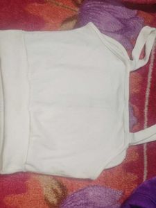 A Beautiful Korean Sleeveless 🐻‍❄️🤍White Crop To