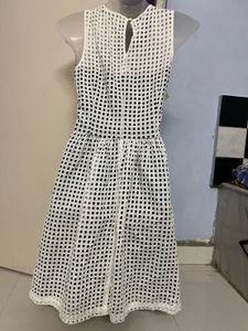 BANANA Republic Branded Cut Out Designer White Pie