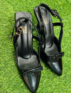 Elegant Black Heels with Bow Detail