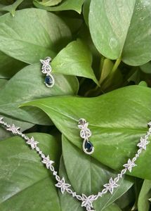 Elegant Floral Necklace &amp; Earring Set