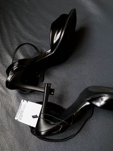 ✨ ZARA Glossy Black Strappy Heels 👠