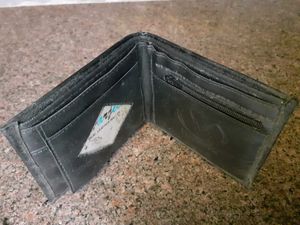 Classic Bi-Fold Men Wallet