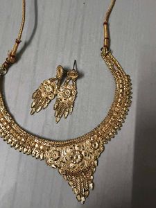 Elegant Gold Necklace Set With Free Earrings
