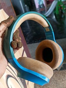 Captain America-themed wireless headphones