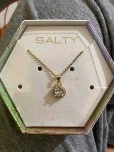 Elegant Gold &amp; Crystal Halo Pendant Necklace