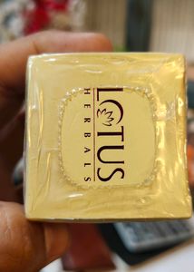 Lotus Herbals WhiteGlow Vitamin C Face Oil