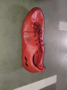 Nivia Red Athletic Cleats