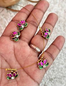 Leaf Pendant Necklace