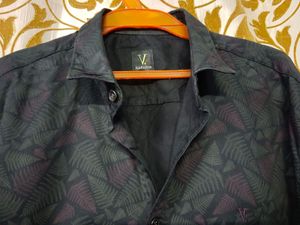 Vanheusen-V. VDot Semi Formal Shirt . Size .M.. Wore Very Occasionally.Will Look Good On You