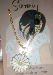 Daisy Flower Pendant Necklace