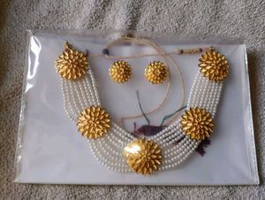 Pearl &amp; Gold Floral Jewelry Set