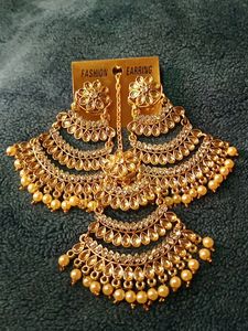 Golden classy earrings and studs