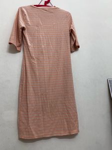 casual, short-sleeved, knee-length dress