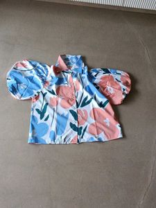 Floral top with puffed sleeves