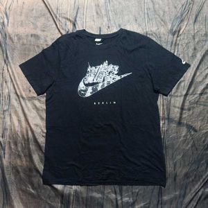 Nike Berlin Graphic Tee - Black