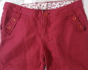 Trendy Red Button-Detail Capri Pants