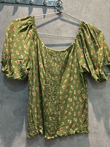 🌸Green Floral Smocked Top🌸
