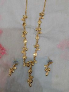 Golden Floral Necklace Set