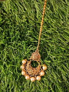 Elegant Gold-Tone Bindi