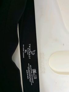 Twin Birds Black Capri Leggings