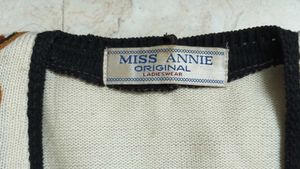 SLEEVELESS EMBROIDERY SWEATER