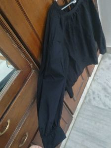 Black Levi&#39;s Top.