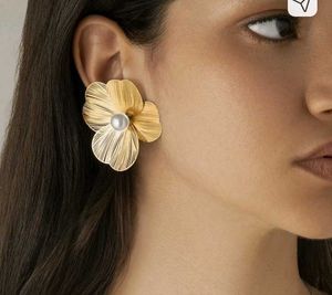 Gold Flower Pearl Earrings