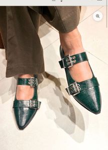 BUCKLED BALLET FLATS IN FOREST GREEN