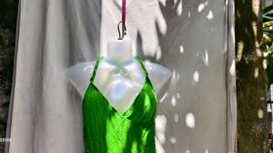 561210. Green Floral Halter Top