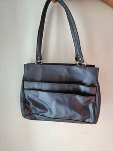 Spacious Handbag With Many Zipper